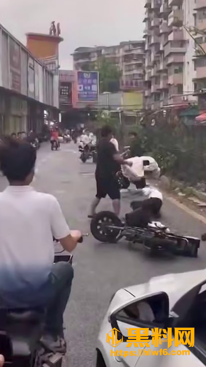 中山街头打架互殴现场视频 4