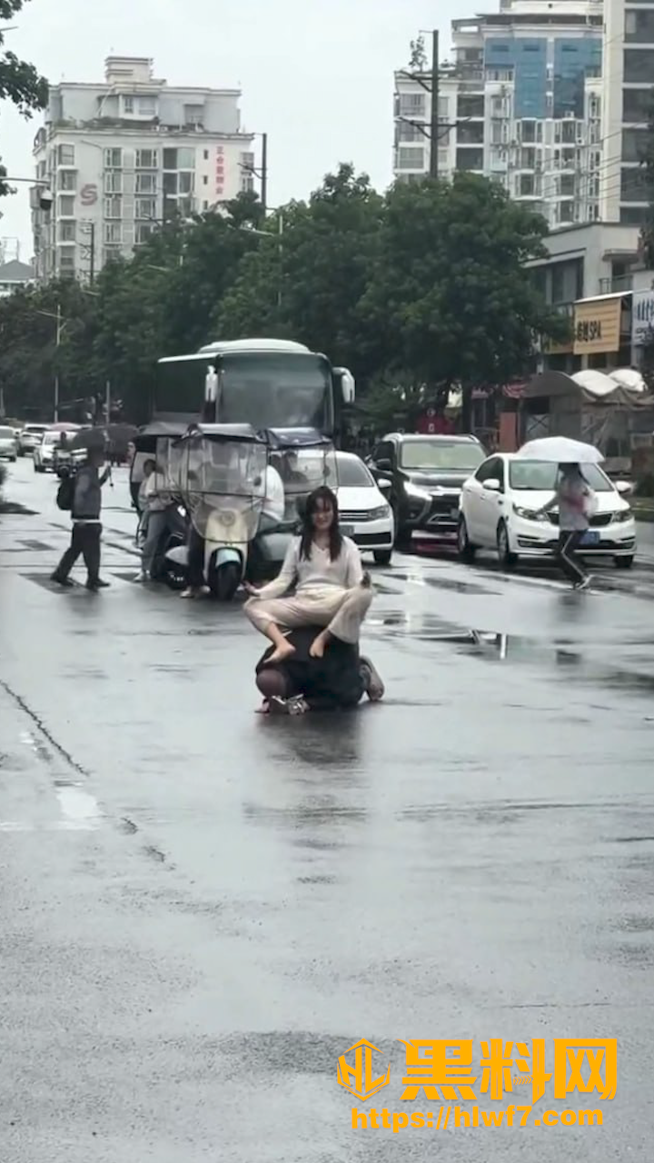 四川遂宁女骑男打坐现场6