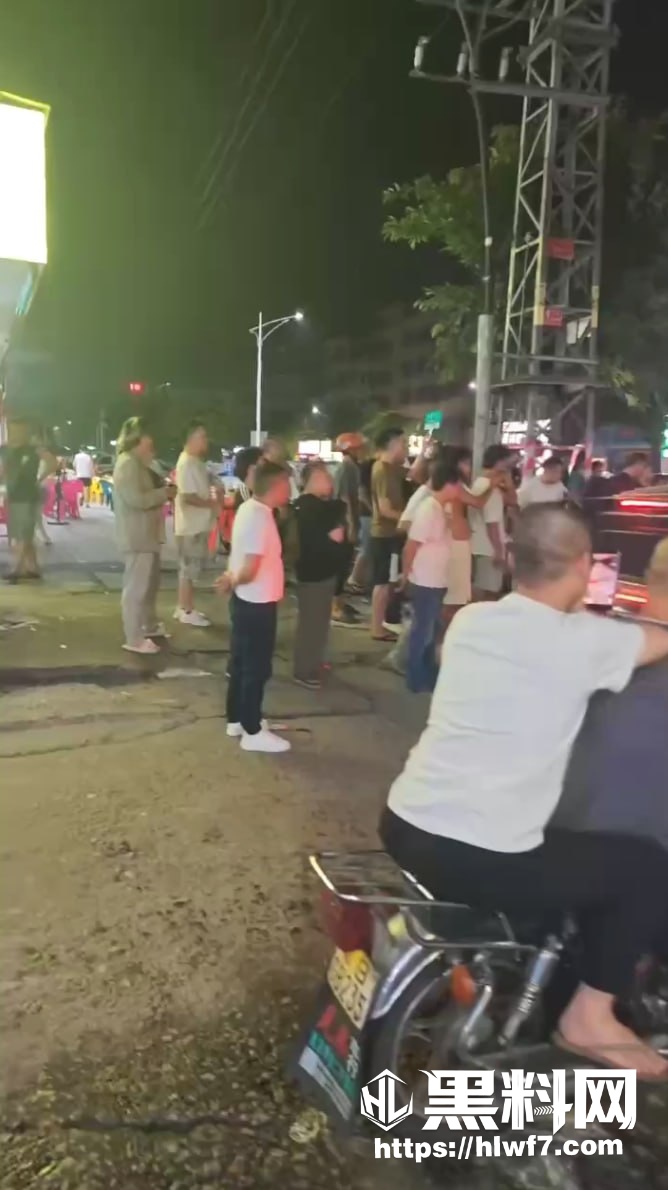 街头抓小三撕衣现场