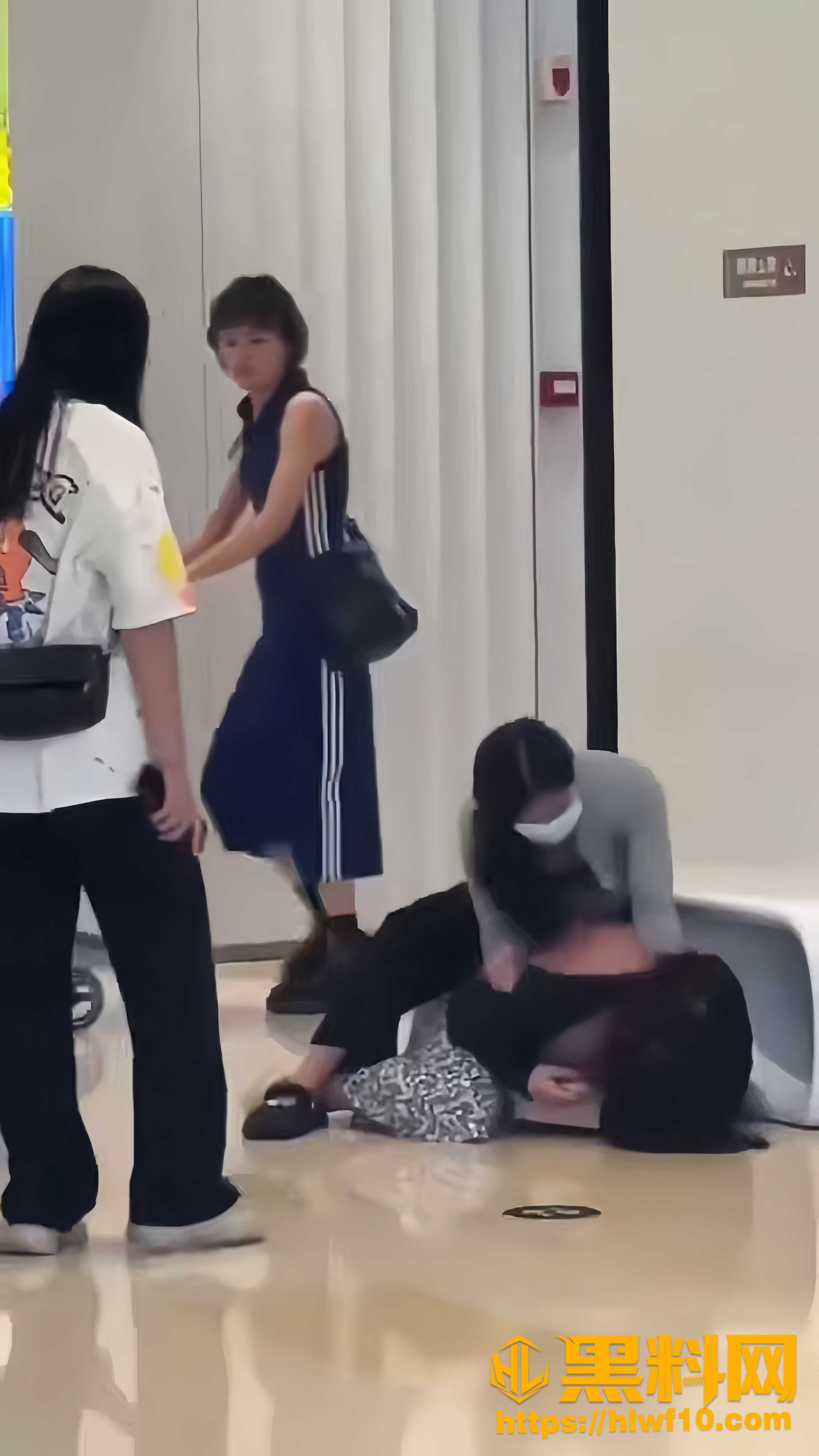 原配街头打小三