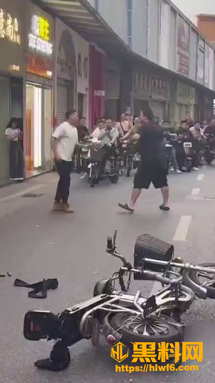 中山街头打架互殴现场视频 3