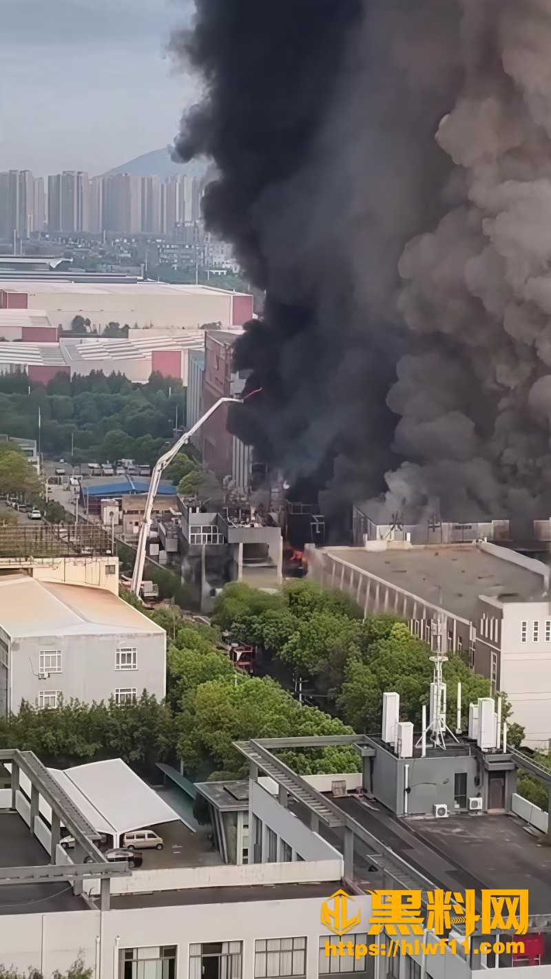 高华电子厂房起火燃烧三小时3