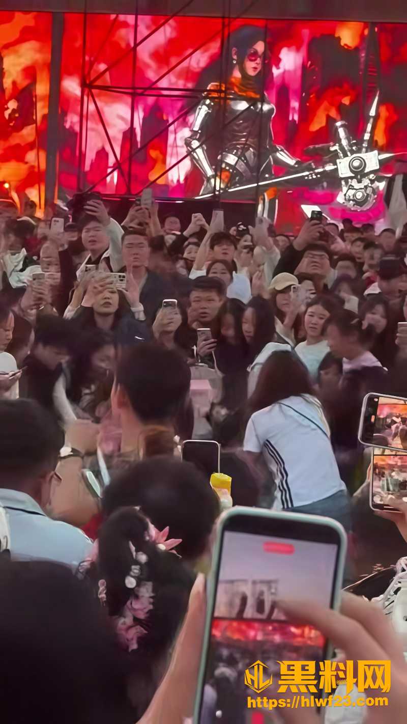 万岁山景区三女大战情侣 3