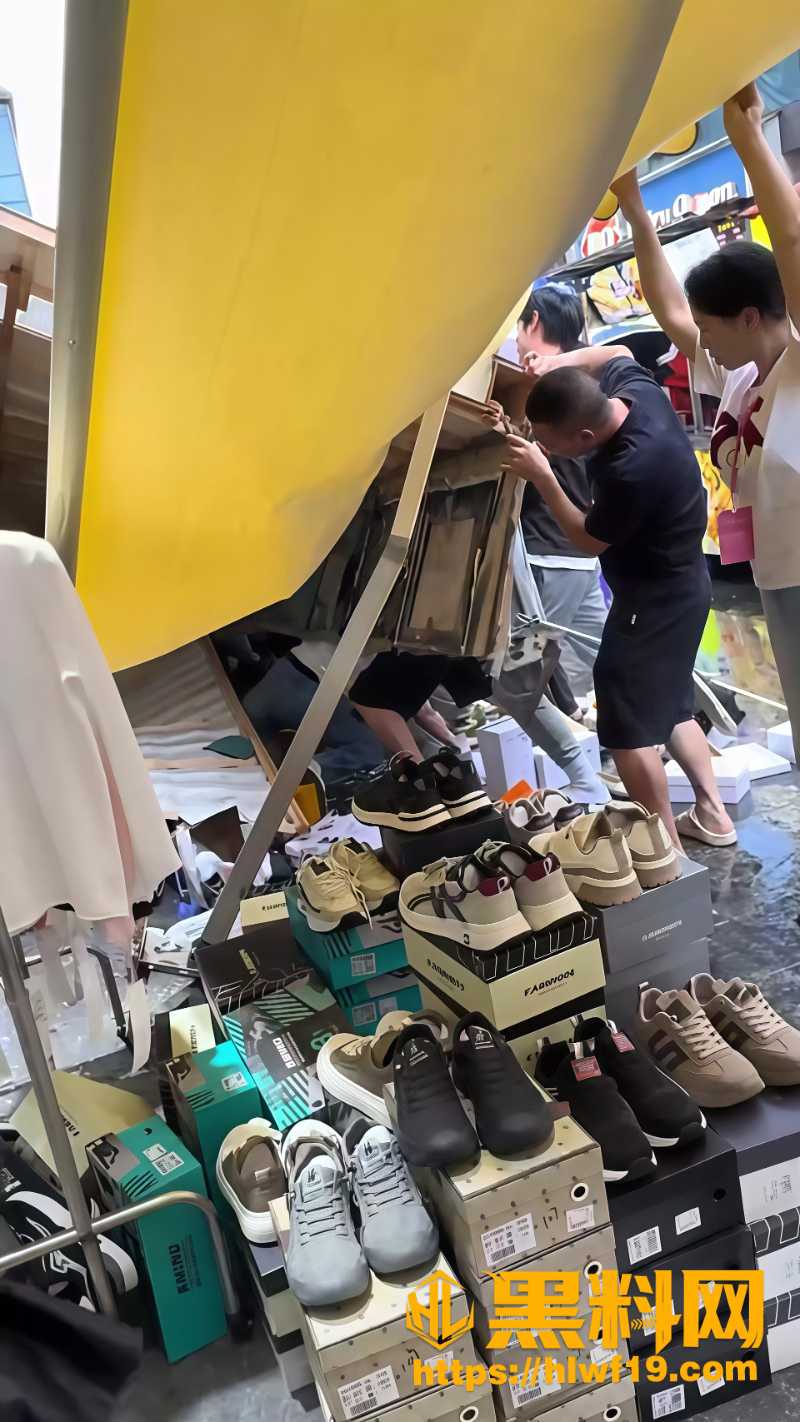 江西玉恒广场广告牌坍塌3